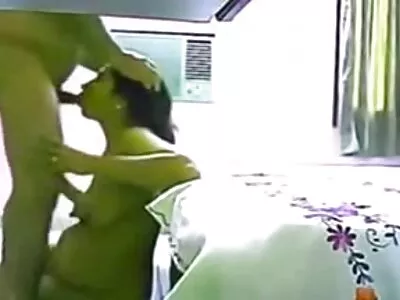 拥有大假奶的奥黛丽·比托尼 (Audrey Bitoni) 在办公室与老板发生性关系，并在她的脸上射精