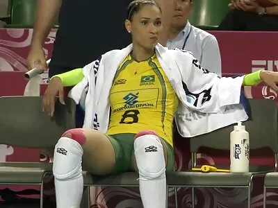 两个女孩在操一个帅哥