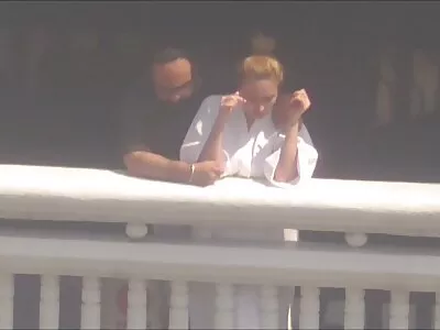 身材苗条的青少年艾玛希克斯被她的继母引诱和性交