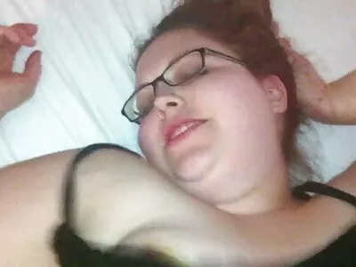 娇小的荡妇艾迪凯特在客厅被性交