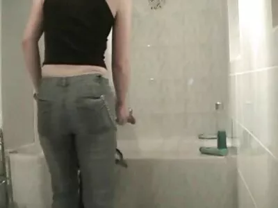 迷人的 Lacey Channing 与她的继兄弟发生性关系，并在她的嘴里射精