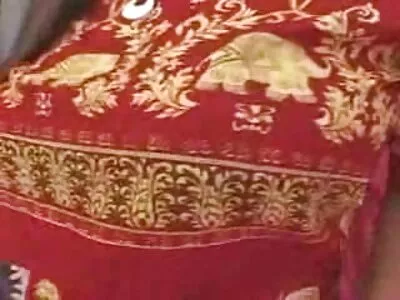 精力充沛的金发女郎萨凡纳邦德想让凯兰尽可能深地操她