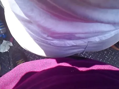 黑头发的女人阿德里亚娜 Chechik 在沙发上被双干