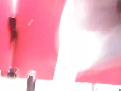 红头发的莱德斯凯在台球桌上涂上奶油