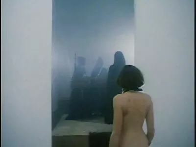 热情的黑发从快乐中尖叫