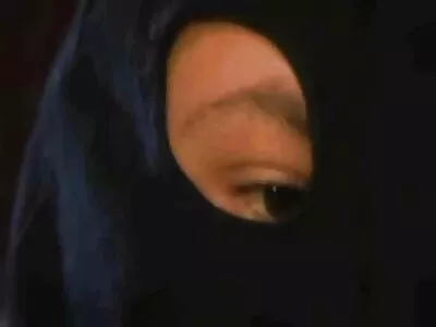 纹身金发女郎喜欢大自然中的性爱