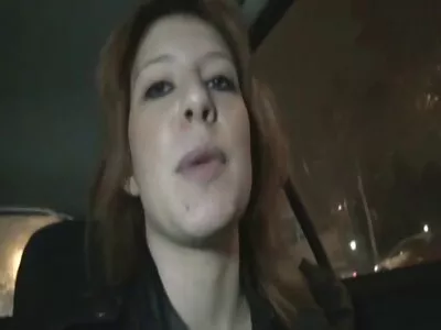 丰满的金发女郎是他妈的有钱人