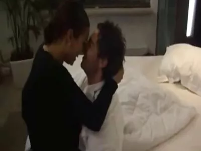 丰满的黑发满足她已婚的邻居