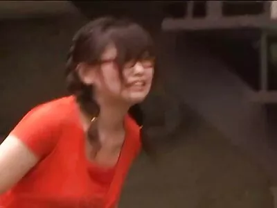瘦女人炫耀她赤裸的身体