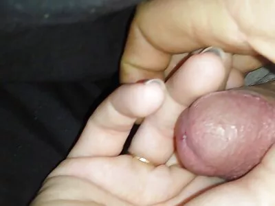 惊人的女孩是吸烟和骑公鸡